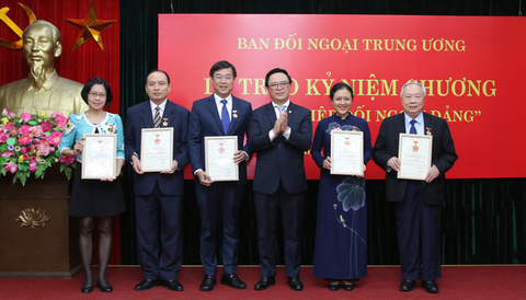 Anh Lê Quốc Phong nhận kỷ niệm chương Vì sự nghiệp đối ngoại của Đảng - Ảnh 1. Anh Lê Quốc Phong nhận kỷ niệm chương Vì sự nghiệp đối ngoại của Đảng - Ảnh 1.