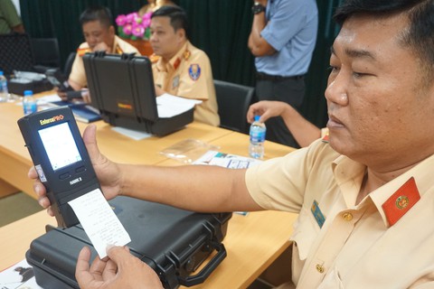 TP.HCM nhận 10 máy đo nồng độ cồn thế hệ mới, không cần ống thổi - Ảnh 2. TP.HCM nhận 10 máy đo nồng độ cồn thế hệ mới, không cần ống thổi - Ảnh 2.