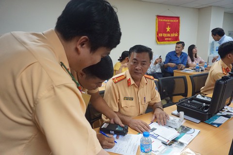 TP.HCM nhận 10 máy đo nồng độ cồn thế hệ mới, không cần ống thổi - Ảnh 1. TP.HCM nhận 10 máy đo nồng độ cồn thế hệ mới, không cần ống thổi - Ảnh 1.