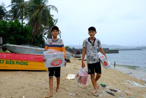 Người nuôi thủy sản trên vịnh Vân Phong hối hả bán cá chạy bão số 5 - Ảnh 4. Người nuôi thủy sản trên vịnh Vân Phong hối hả bán cá chạy bão số 5 - Ảnh 4.
