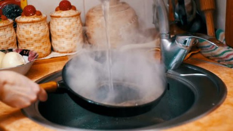 Tại sao không nên rửa chảo nóng dưới vòi nước lạnh? - Ảnh 1. Tại sao không nên rửa chảo nóng dưới vòi nước lạnh? - Ảnh 1.