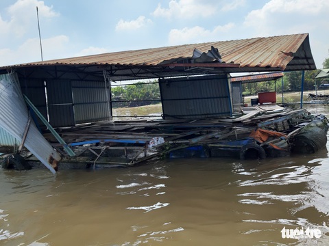 Sà lan chở than đâm chìm bè cá, thiệt hại trên 1 tỉ đồng - Ảnh 1. Sà lan chở than đâm chìm bè cá, thiệt hại trên 1 tỉ đồng - Ảnh 1.