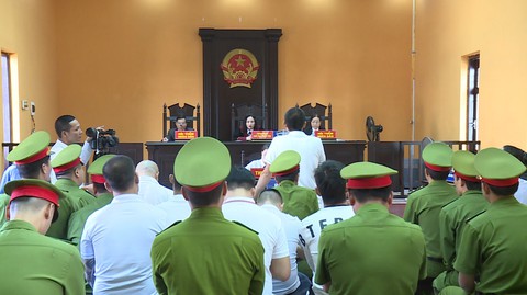 Tuấn thần đèn xứ Thanh lãnh án tù vì gây rối trật tự công cộng - Ảnh 2. Tuấn thần đèn xứ Thanh lãnh án tù vì gây rối trật tự công cộng - Ảnh 2.