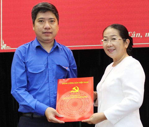 Anh Nguyễn Việt Quế Sơn làm phó bí thư Quận ủy Bình Tân - Ảnh 1. Anh Nguyễn Việt Quế Sơn làm phó bí thư Quận ủy Bình Tân - Ảnh 1.