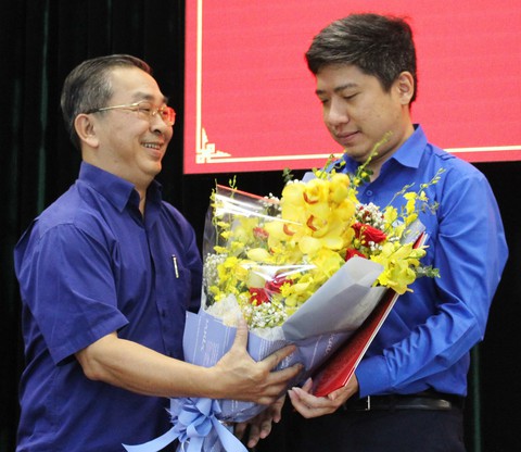Anh Nguyễn Việt Quế Sơn làm phó bí thư Quận ủy Bình Tân - Ảnh 2. Anh Nguyễn Việt Quế Sơn làm phó bí thư Quận ủy Bình Tân - Ảnh 2.