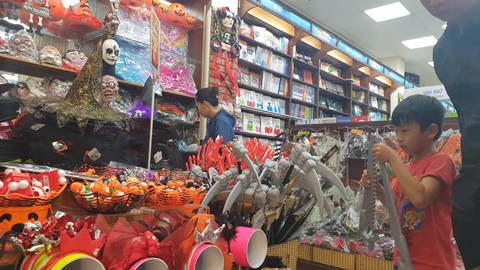 Chơi Halloween, chi tiền triệu cho thú cưng hóa trang - Ảnh 1. Chơi Halloween, chi tiền triệu cho thú cưng hóa trang - Ảnh 1.