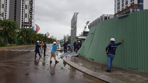 Tâm bão Quy Nhơn ngổn ngang sau mưa gió, 18 tàu cá Phú Yên chìm - Ảnh 9. Tâm bão Quy Nhơn ngổn ngang sau mưa gió, 18 tàu cá Phú Yên chìm - Ảnh 9.
