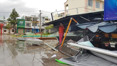 Tâm bão Quy Nhơn ngổn ngang sau mưa gió, 18 tàu cá Phú Yên chìm - Ảnh 8. Tâm bão Quy Nhơn ngổn ngang sau mưa gió, 18 tàu cá Phú Yên chìm - Ảnh 8.