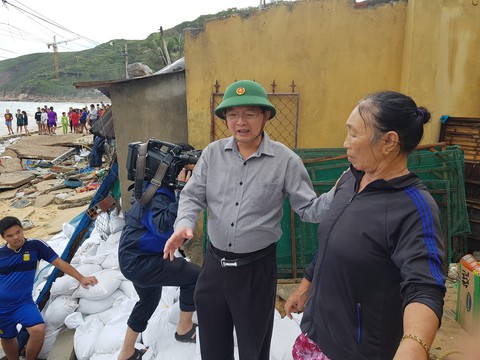 Bình Định ban bố tình trạng khẩn cấp kè biển Nhơn Hải sau bão số 5 - Ảnh 4. Bình Định ban bố tình trạng khẩn cấp kè biển Nhơn Hải sau bão số 5 - Ảnh 4.
