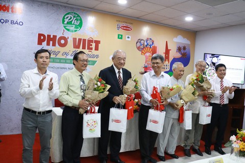 Người Việt hạnh phúc vì được ăn phở mỗi ngày - Ảnh 11. Người Việt hạnh phúc vì được ăn phở mỗi ngày - Ảnh 11.