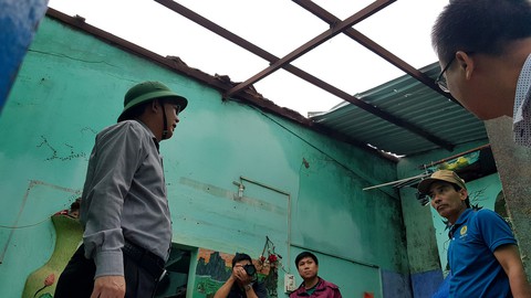 Bình Định ban bố tình trạng khẩn cấp kè biển Nhơn Hải sau bão số 5 - Ảnh 2. Bình Định ban bố tình trạng khẩn cấp kè biển Nhơn Hải sau bão số 5 - Ảnh 2.