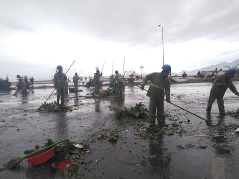 Tâm bão Quy Nhơn ngổn ngang sau mưa gió, 18 tàu cá Phú Yên chìm - Ảnh 6. Tâm bão Quy Nhơn ngổn ngang sau mưa gió, 18 tàu cá Phú Yên chìm - Ảnh 6.