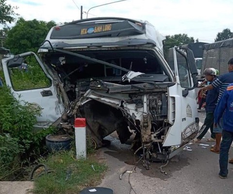 2 xe ben, 1 xe đầu kéo tông loạn xạ, thùng xe đứt rời lao vào nhà dân - Ảnh 4. 2 xe ben, 1 xe đầu kéo tông loạn xạ, thùng xe đứt rời lao vào nhà dân - Ảnh 4.