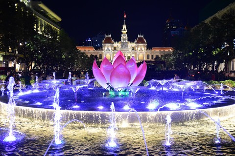 Phố đi bộ Nguyễn Huệ lung linh hơn với đài sen phun nước - Ảnh 2. Phố đi bộ Nguyễn Huệ lung linh hơn với đài sen phun nước - Ảnh 2.