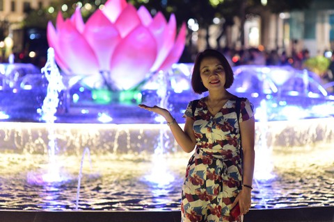 Phố đi bộ Nguyễn Huệ lung linh hơn với đài sen phun nước - Ảnh 3. Phố đi bộ Nguyễn Huệ lung linh hơn với đài sen phun nước - Ảnh 3.