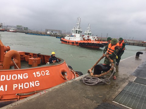 Cứu được 12 người mất tích trên biển do tàu hàng chìm - Ảnh 1. Cứu được 12 người mất tích trên biển do tàu hàng chìm - Ảnh 1.