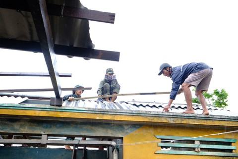 Lốc xoáy trong lòng bão xé toạc hàng trăm nhà dân - Ảnh 11. Lốc xoáy trong lòng bão xé toạc hàng trăm nhà dân - Ảnh 11.