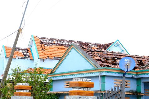 Lốc xoáy trong lòng bão xé toạc hàng trăm nhà dân - Ảnh 6. Lốc xoáy trong lòng bão xé toạc hàng trăm nhà dân - Ảnh 6.