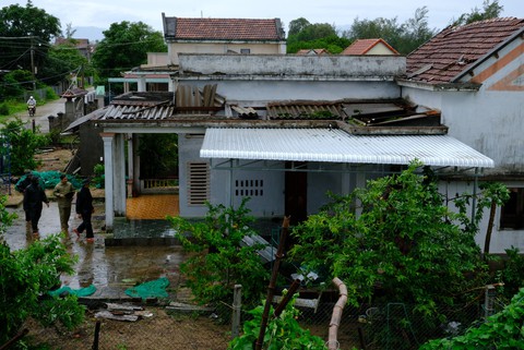 Lốc xoáy trong lòng bão xé toạc hàng trăm nhà dân - Ảnh 7. Lốc xoáy trong lòng bão xé toạc hàng trăm nhà dân - Ảnh 7.
