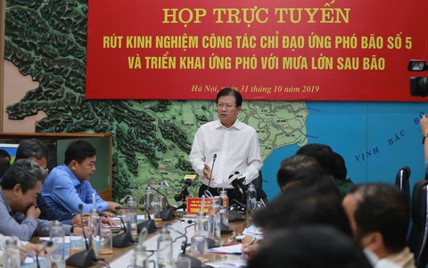900.000 hộ dân miền Trung mất điện do bão số 5 - Ảnh 2. 900.000 hộ dân miền Trung mất điện do bão số 5 - Ảnh 2.