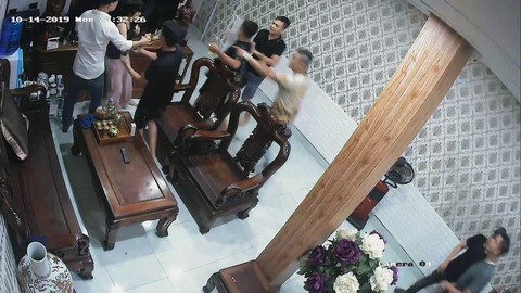 Hàng chục giang hồ xăm trổ lại ngang nhiên đánh người, đòi nợ thuê - Ảnh 2. Hàng chục giang hồ xăm trổ lại ngang nhiên đánh người, đòi nợ thuê - Ảnh 2.