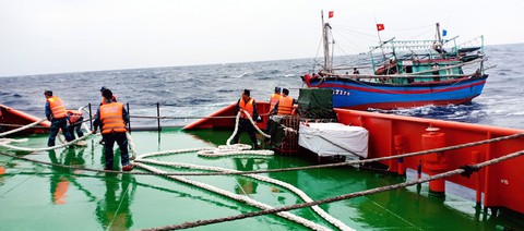 Cứu 9 ngư dân lênh đênh trên Biển Đông trong sóng lớn - Ảnh 1. Cứu 9 ngư dân lênh đênh trên Biển Đông trong sóng lớn - Ảnh 1.