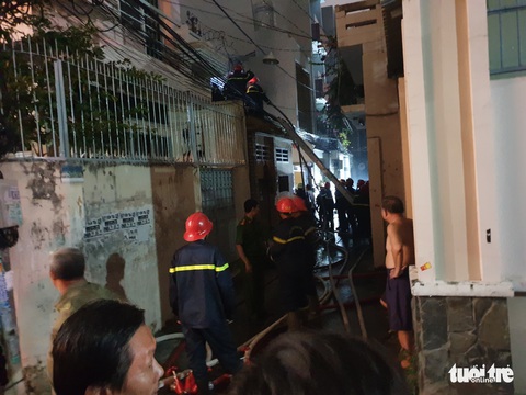 Cháy nhà kho trong hẻm quận 5, nhiều tài sản bị thiêu rụi - Ảnh 2. Cháy nhà kho trong hẻm quận 5, nhiều tài sản bị thiêu rụi - Ảnh 2.