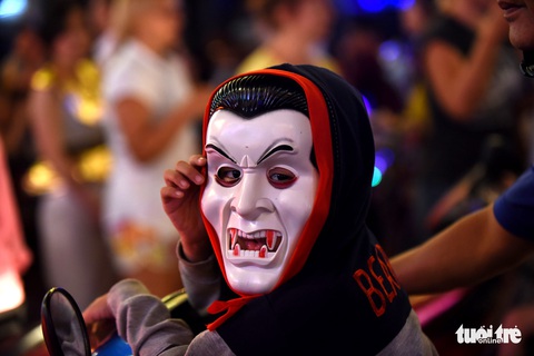 Vui đêm Halloween, Tây ta hòa quyện - Ảnh 2. Vui đêm Halloween, Tây ta hòa quyện - Ảnh 2.