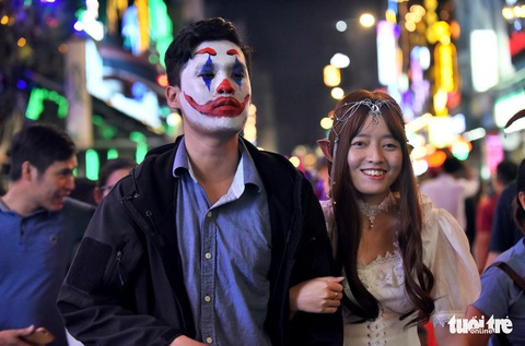 Vui đêm Halloween, Tây ta hòa quyện - Ảnh 4. Vui đêm Halloween, Tây ta hòa quyện - Ảnh 4.