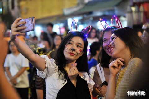 Vui đêm Halloween, Tây ta hòa quyện - Ảnh 5. Vui đêm Halloween, Tây ta hòa quyện - Ảnh 5.