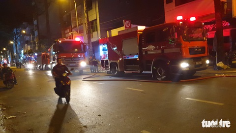 Cháy nhà kho trong hẻm quận 5, nhiều tài sản bị thiêu rụi - Ảnh 3. Cháy nhà kho trong hẻm quận 5, nhiều tài sản bị thiêu rụi - Ảnh 3.