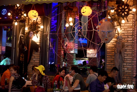 Vui đêm Halloween, Tây ta hòa quyện - Ảnh 8. Vui đêm Halloween, Tây ta hòa quyện - Ảnh 8.