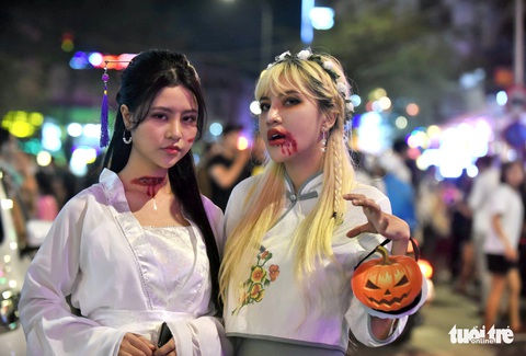 Vui đêm Halloween, Tây ta hòa quyện - Ảnh 9. Vui đêm Halloween, Tây ta hòa quyện - Ảnh 9.