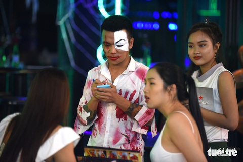 Vui đêm Halloween, Tây ta hòa quyện - Ảnh 10. Vui đêm Halloween, Tây ta hòa quyện - Ảnh 10.