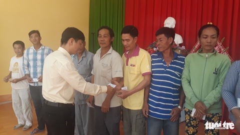 Tạm ứng trên 30 triệu đồng ngân sách phát thẻ BHYT cho 158 người bị lừa - Ảnh 2. Tạm ứng trên 30 triệu đồng ngân sách phát thẻ BHYT cho 158 người bị lừa - Ảnh 2.