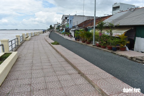Làm thêm bờ kè dọc sông Tiền dài 1,6km để chống sạt lở - Ảnh 1. Làm thêm bờ kè dọc sông Tiền dài 1,6km để chống sạt lở - Ảnh 1.