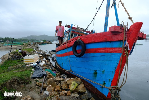 Bão thoáng qua, vẫn đánh bầm dập tàu cá ở Phú Yên - Ảnh 1. Bão thoáng qua, vẫn đánh bầm dập tàu cá ở Phú Yên - Ảnh 1.