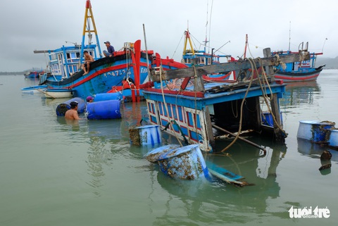 Bão thoáng qua, vẫn đánh bầm dập tàu cá ở Phú Yên - Ảnh 3. Bão thoáng qua, vẫn đánh bầm dập tàu cá ở Phú Yên - Ảnh 3.