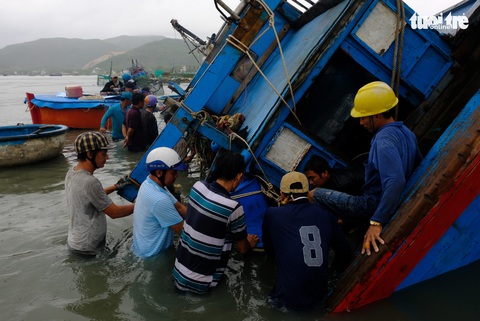 Bão thoáng qua, vẫn đánh bầm dập tàu cá ở Phú Yên - Ảnh 5. Bão thoáng qua, vẫn đánh bầm dập tàu cá ở Phú Yên - Ảnh 5.