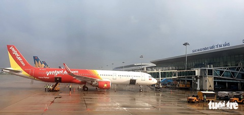 Hãng bay tiếp tục hủy và lùi giờ nhiều chuyến bay - Ảnh 1. Hãng bay tiếp tục hủy và lùi giờ nhiều chuyến bay - Ảnh 1.