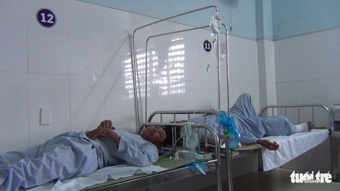 Nhúng lưới vào nhựa đường trộn xăng, 10 công nhân bị bỏng - Ảnh 1. Nhúng lưới vào nhựa đường trộn xăng, 10 công nhân bị bỏng - Ảnh 1.