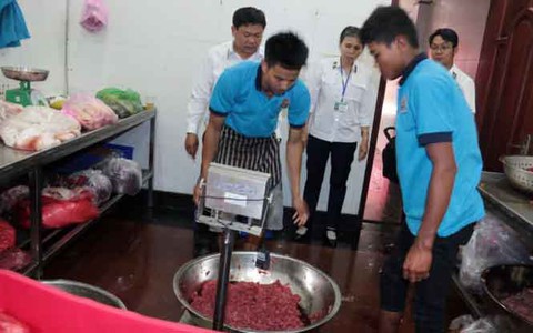Rửa thực phẩm bằng hóa chất: Phải ra tòa - Ảnh 2. Rửa thực phẩm bằng hóa chất: Phải ra tòa - Ảnh 2.