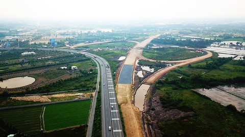 Tăng trưởng nhanh, vẫn lo tụt hậu - Ảnh 1. Tăng trưởng nhanh, vẫn lo tụt hậu - Ảnh 1.
