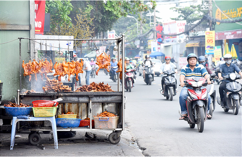 Ô nhiễm khói bụi từ quán nướng, xe cộ, công trình xây dựng... bủa vây TP.HCM - Ảnh 10. Ô nhiễm khói bụi từ quán nướng, xe cộ, công trình xây dựng... bủa vây TP.HCM - Ảnh 10.