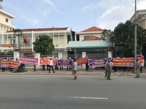 Hàng trăm người đến Tỉnh ủy Long An nhờ tìm công ty bất động sản - Ảnh 2. Hàng trăm người đến Tỉnh ủy Long An nhờ tìm công ty bất động sản - Ảnh 2.