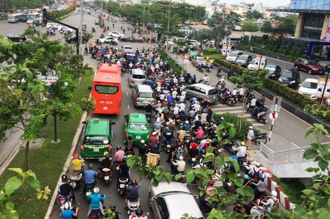 Cấm ôtô dừng và đậu từ ngã tư Hàng Xanh đến cầu Sài Gòn - Ảnh 1. Cấm ôtô dừng và đậu từ ngã tư Hàng Xanh đến cầu Sài Gòn - Ảnh 1.