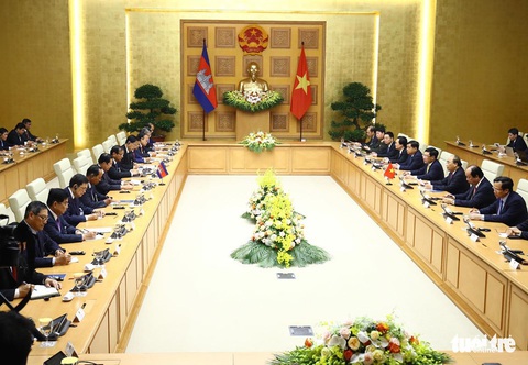 Thủ tướng Campuchia Hun Sen bắt đầu thăm chính thức Việt Nam - Ảnh 3. Thủ tướng Campuchia Hun Sen bắt đầu thăm chính thức Việt Nam - Ảnh 3.