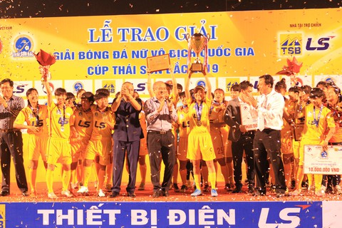 CLB Hà Nội giành ngôi á quân bóng đá nữ vô địch quốc gia 2019 - Ảnh 1. CLB Hà Nội giành ngôi á quân bóng đá nữ vô địch quốc gia 2019 - Ảnh 1.