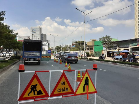 Chính thức rào chắn đường, sửa chữa rốn ngập Nguyễn Hữu Cảnh - Ảnh 1. Chính thức rào chắn đường, sửa chữa rốn ngập Nguyễn Hữu Cảnh - Ảnh 1.