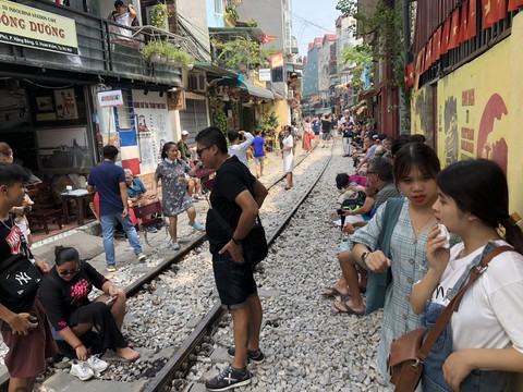 Bộ GTVT đề nghị xóa ‘cà phê đường tàu’, du khách vẫn ùn ùn kéo đến - Ảnh 2. Bộ GTVT đề nghị xóa ‘cà phê đường tàu’, du khách vẫn ùn ùn kéo đến - Ảnh 2.
